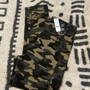 Brand new with tags, high waist pocket leggings, camo design, size large